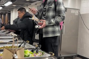 看看赛后杨瀚森在球队吃的啥？